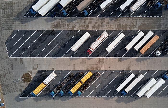 Imagen aérea general de un parking vigilado para camiones