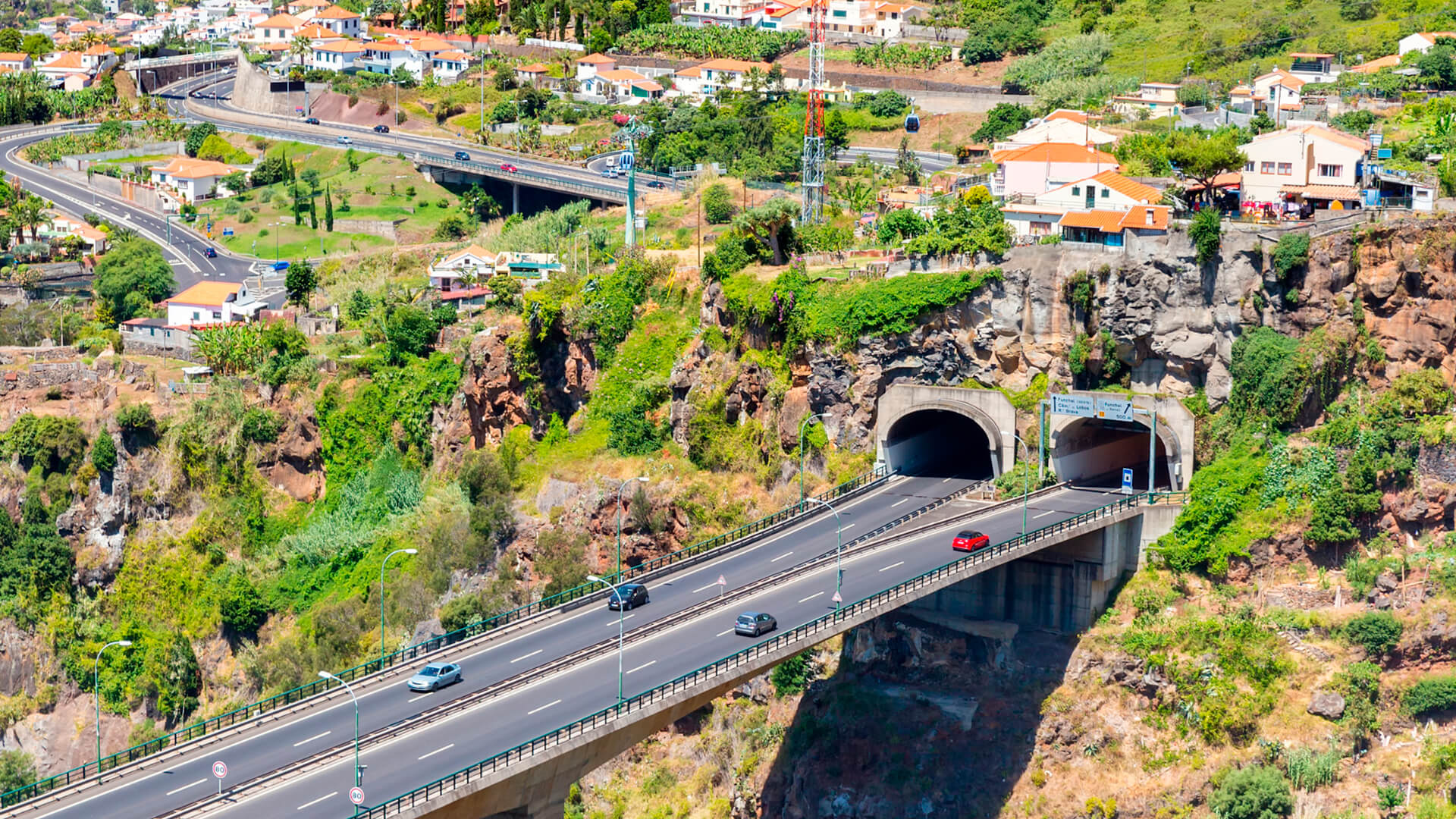 Imagen de autovía en Madeira durante un día festivo en Portugal