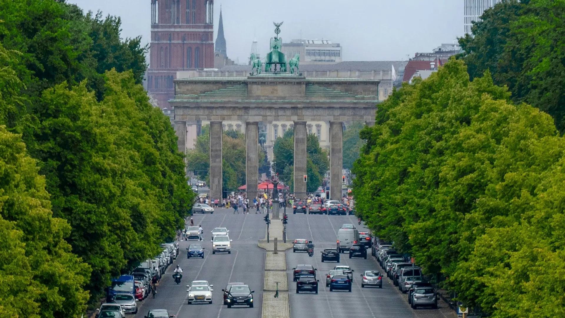 Detalle del tráfico durante un día festivo en Alemania, Berlín.