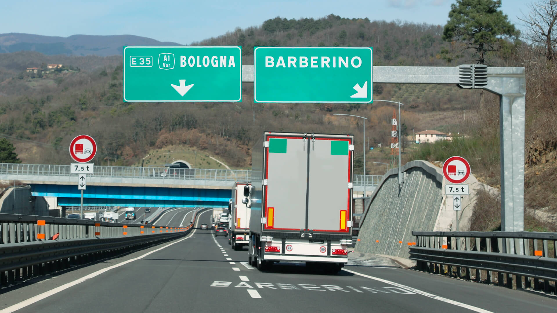Camión circulando por una autovía en italiana durante un día festivo en Italia