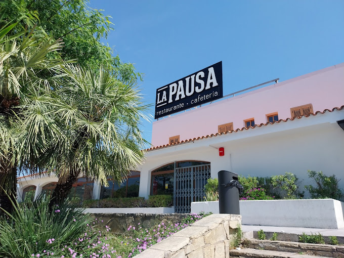 Imagen exterior del acceso al restaurante La Pausa del área de descanso con el mismo nombre.