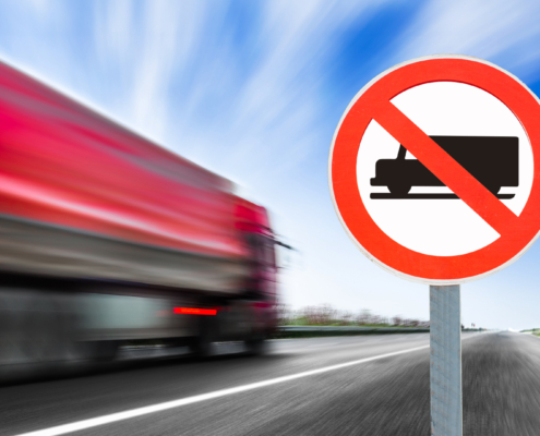 Camión circulando a pesar de las restricciones para vehículos pesados de la DGT en 2024