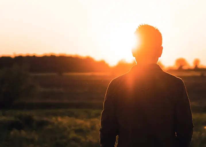 Persona tranquila al atardecer con su salario mensual asegurado con el Seguro de Retirada de Carnet.