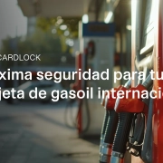 Surtidores de combustible con mensaje sobre tarjetas gasóleo profesional y UTA CardLock
