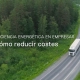 Camión en carretera entre un bosque con el texto «Eficiencia energética en empresas: cómo reducir costes»