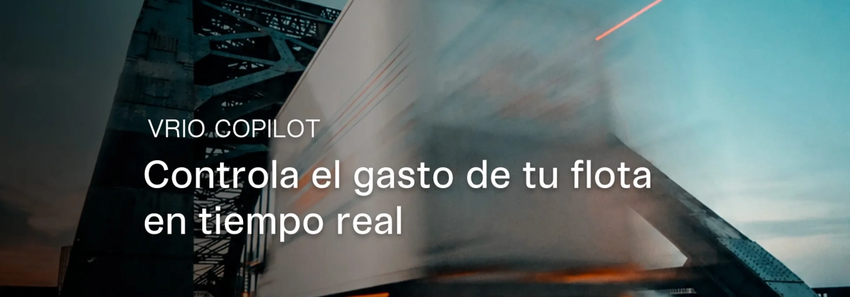 Camión de transporte en movimiento sobre un puente, con una estética dinámica y tecnológica. Sobre la imagen aparece el texto “Vrio Copilot” y el mensaje “Controla el gasto de tu flota en tiempo real”.